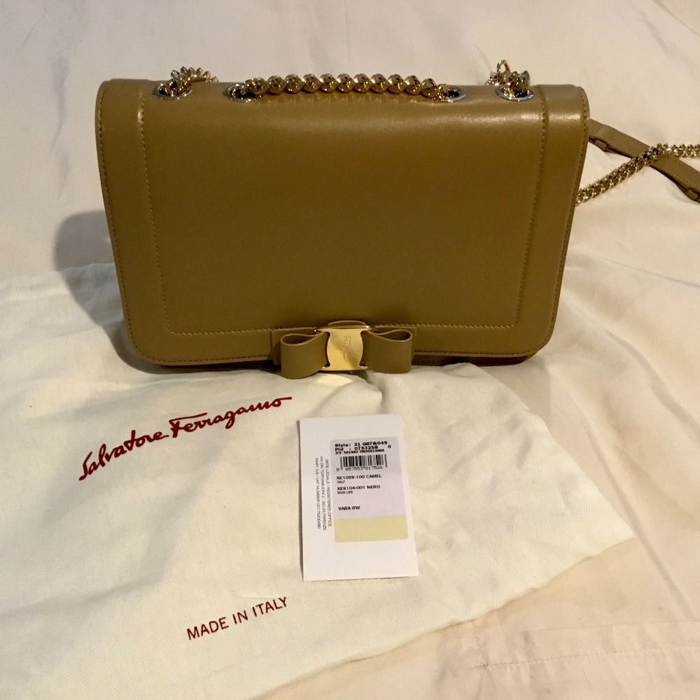 Ferragamo Vara Bow Front Flap Leather Shoulder Bag- Like New - Picture 6 of 7